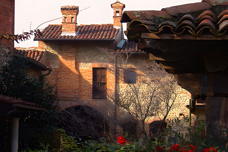 La cantina La Passitaia a Barengo, edificio storico in mattoni dell’Alto Piemonte
